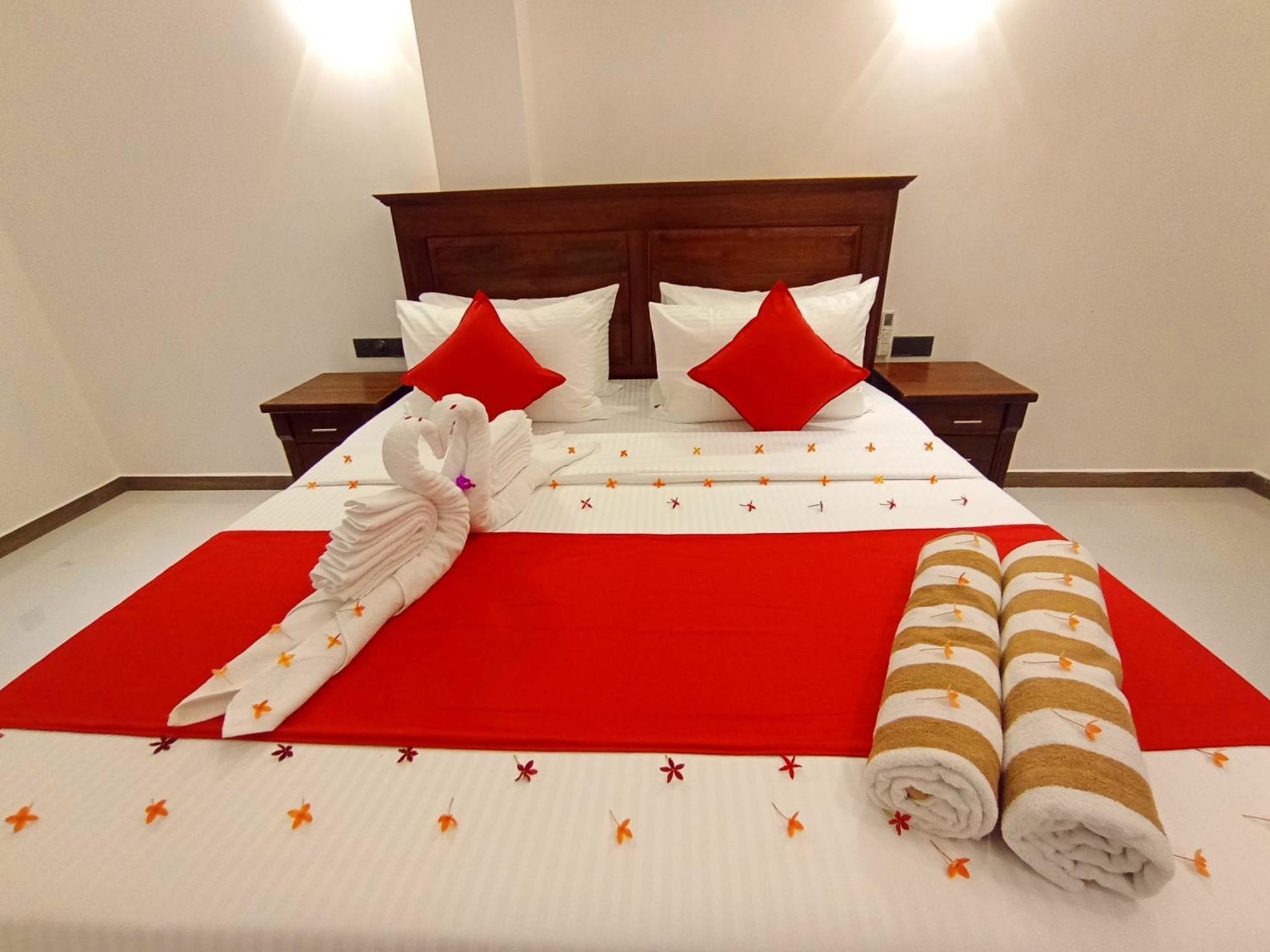 Crown Breeze Hotel Ahangama Bagian luar foto