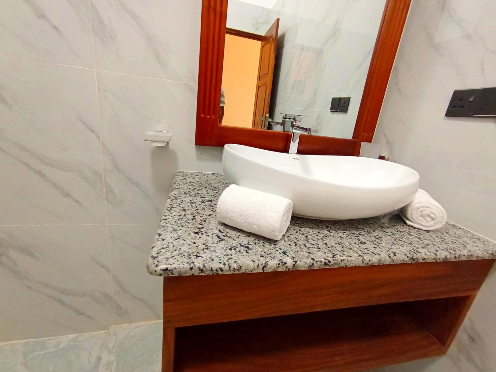 Crown Breeze Hotel Ahangama Bagian luar foto