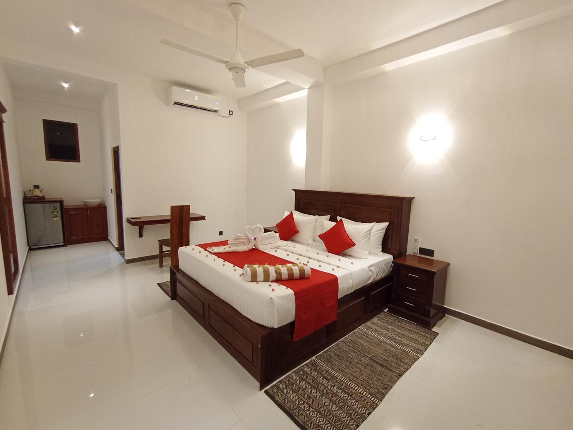 Crown Breeze Hotel Ahangama Bagian luar foto