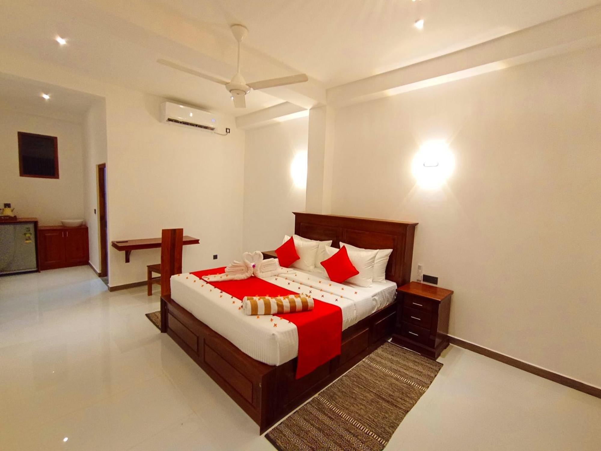 Crown Breeze Hotel Ahangama Bagian luar foto