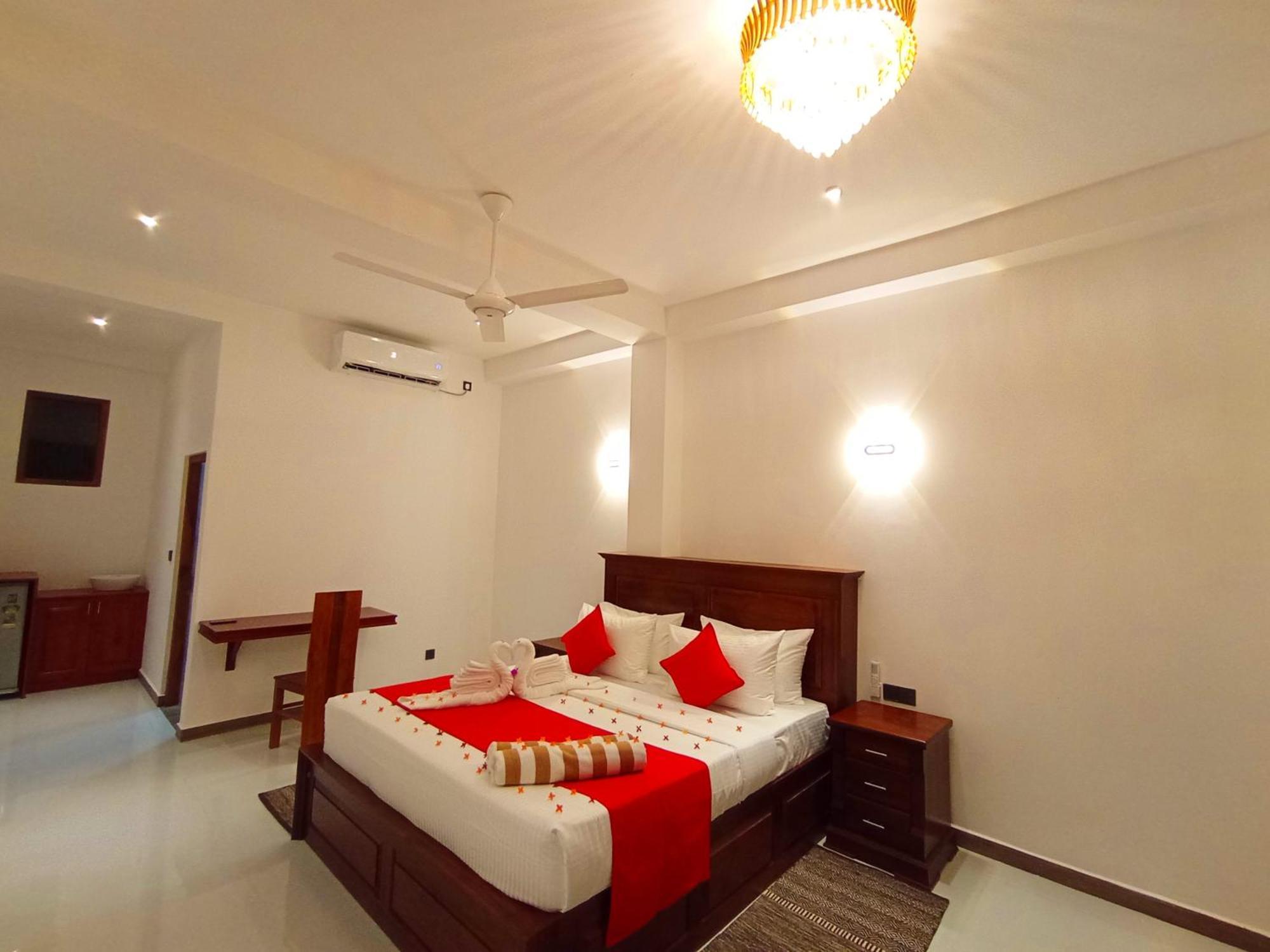 Crown Breeze Hotel Ahangama Bagian luar foto