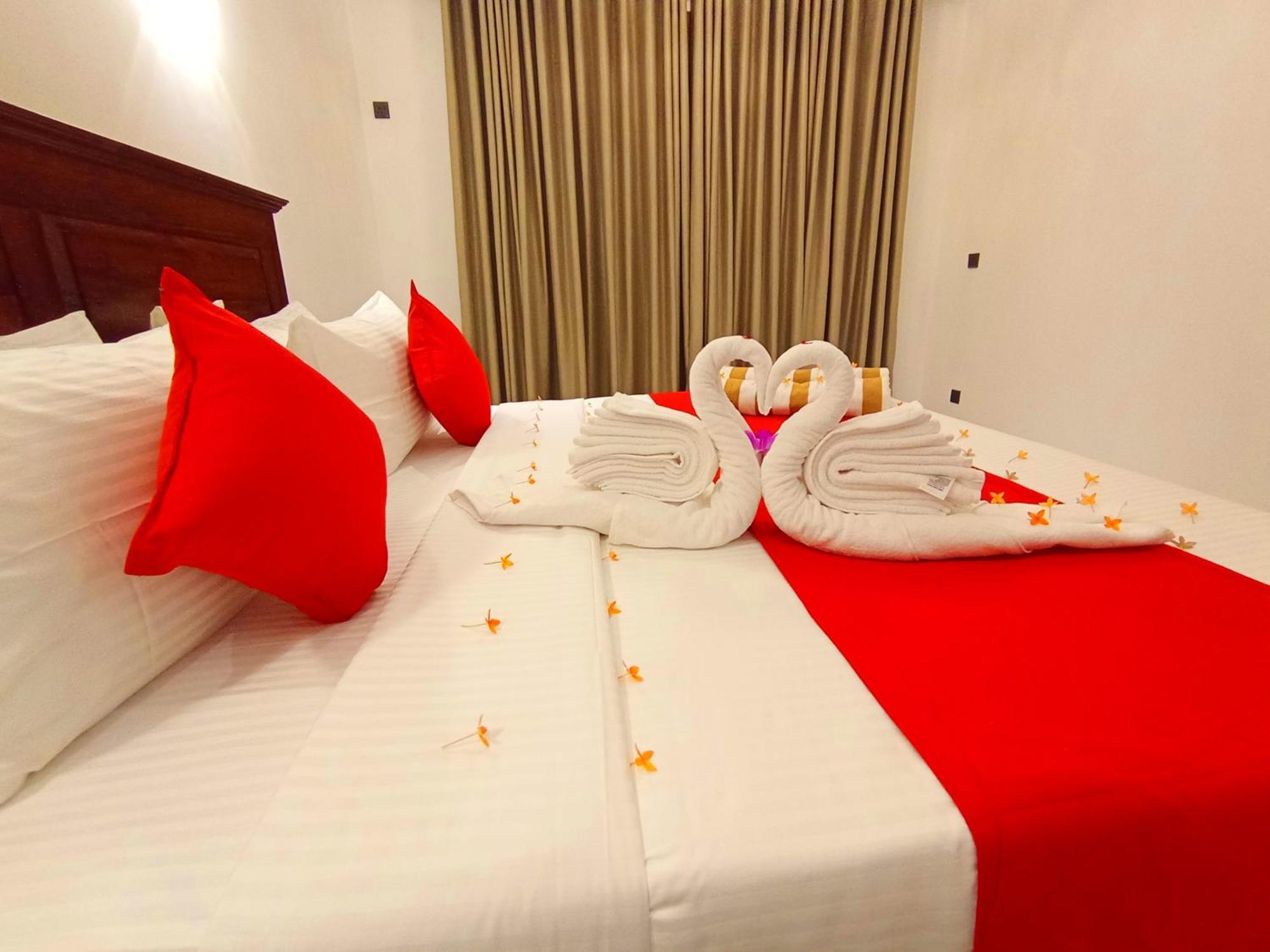 Crown Breeze Hotel Ahangama Bagian luar foto