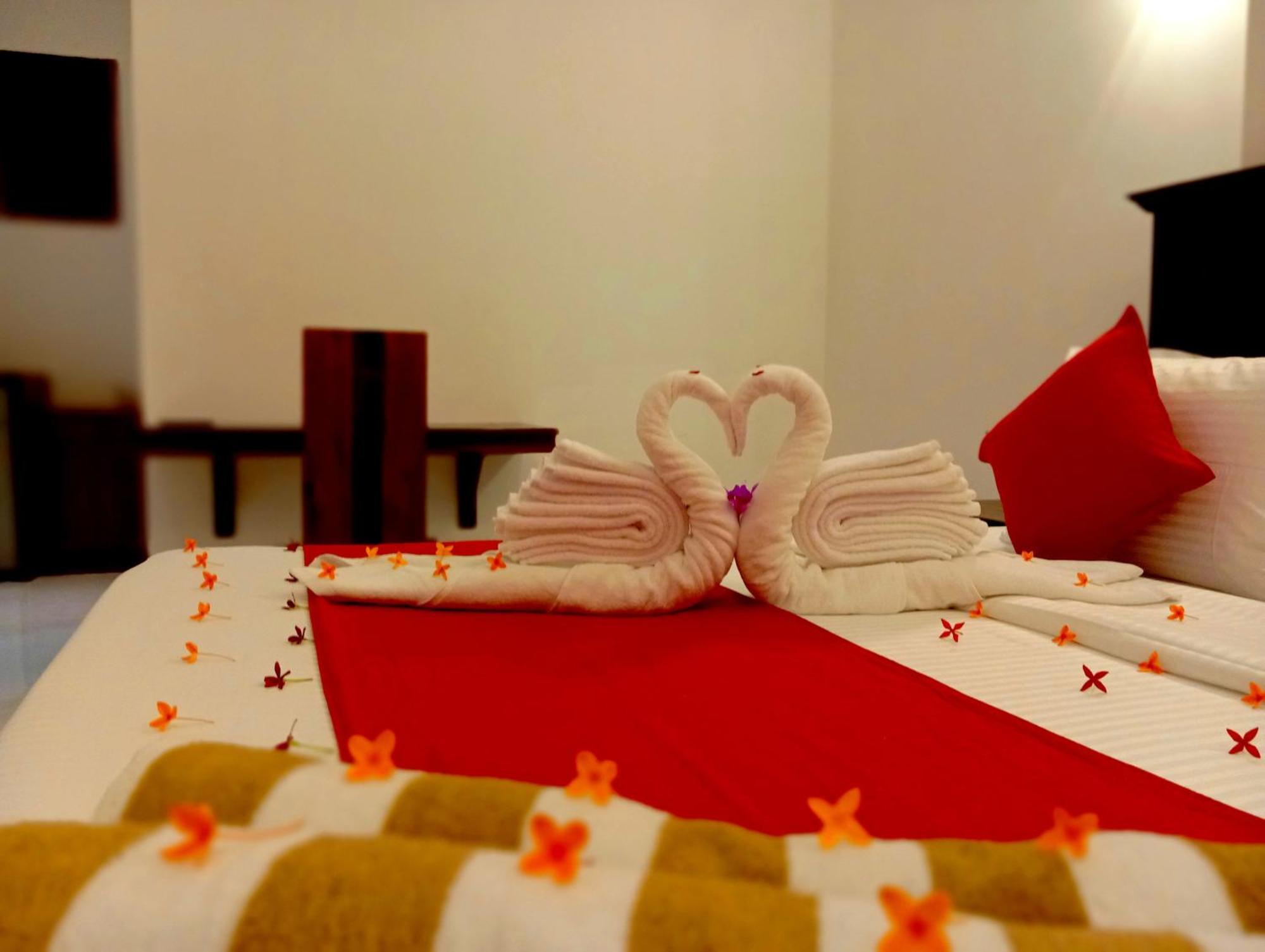 Crown Breeze Hotel Ahangama Bagian luar foto