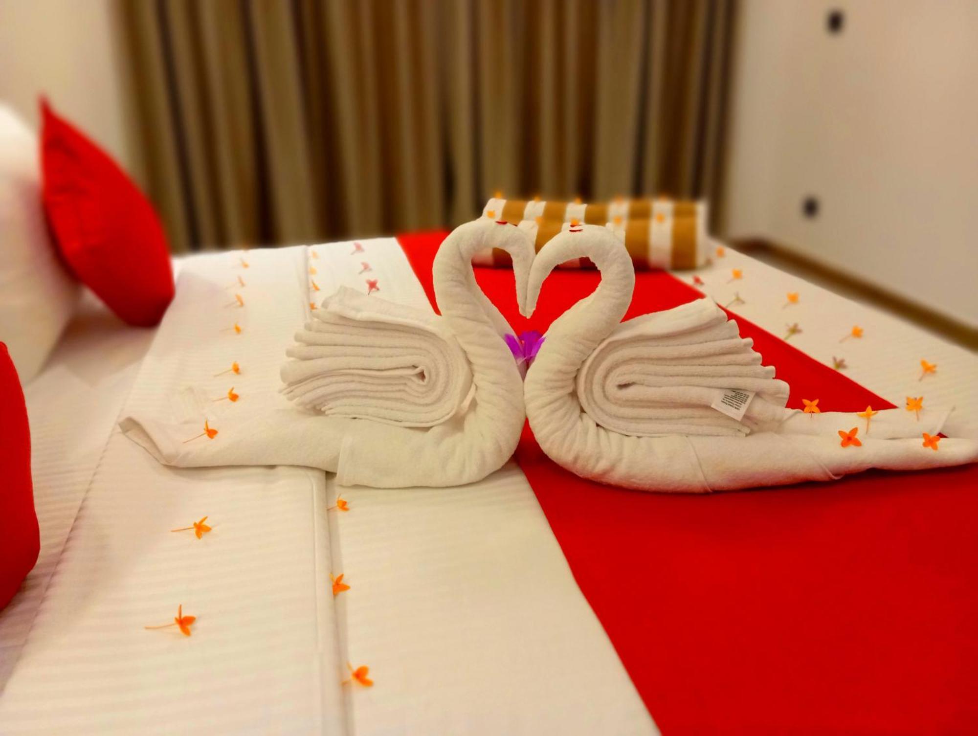 Crown Breeze Hotel Ahangama Bagian luar foto