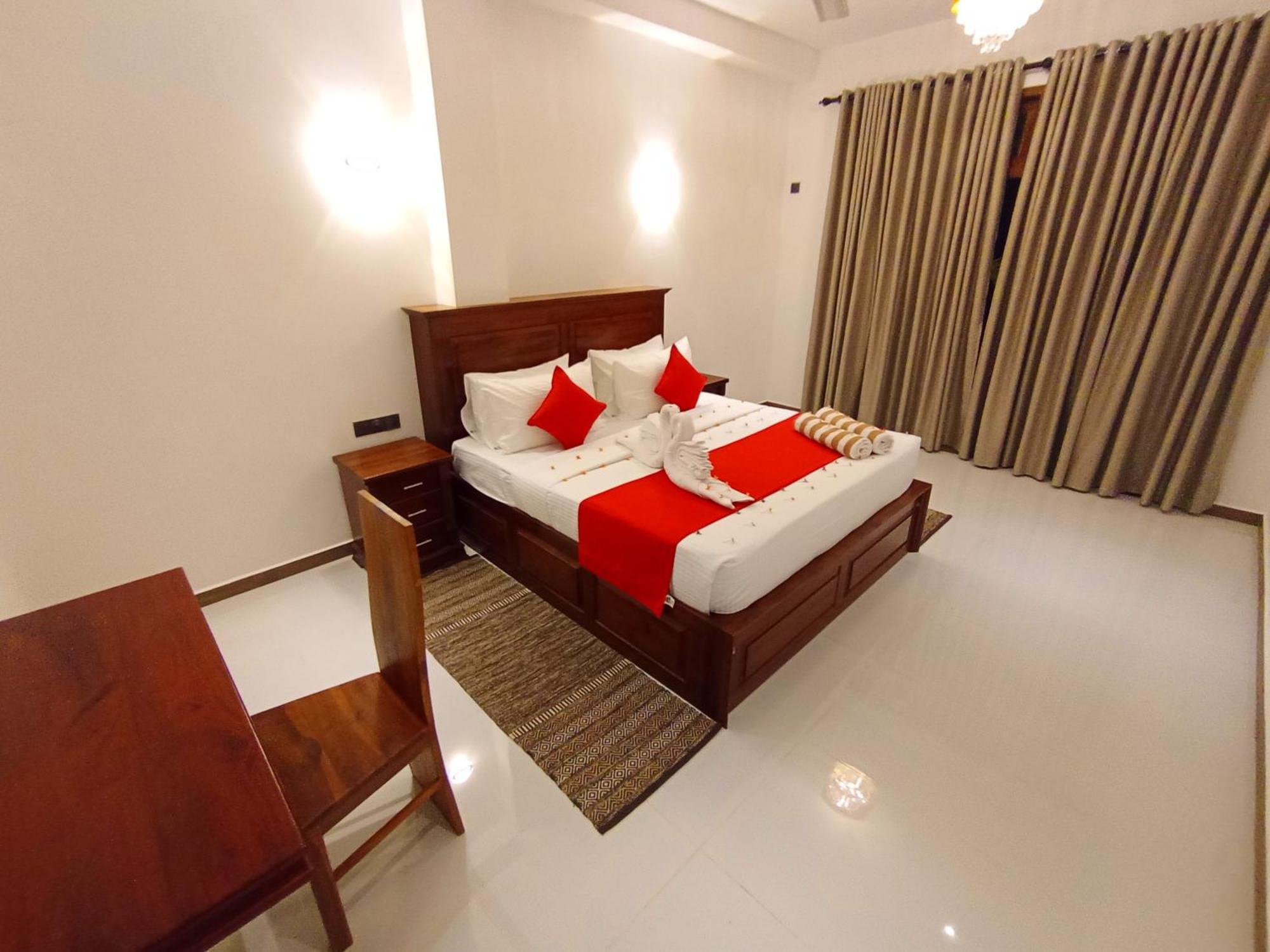 Crown Breeze Hotel Ahangama Bagian luar foto
