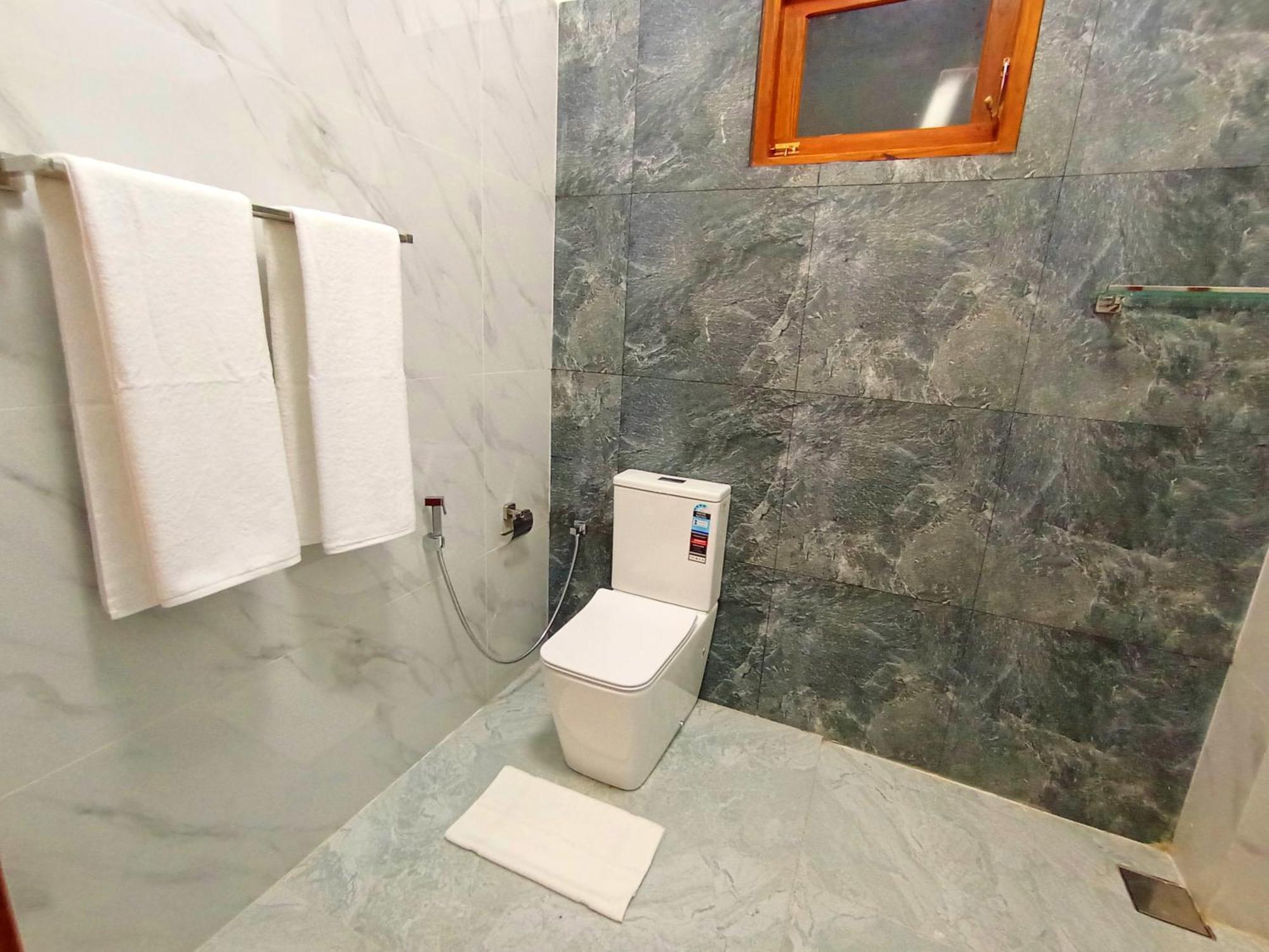 Crown Breeze Hotel Ahangama Bagian luar foto