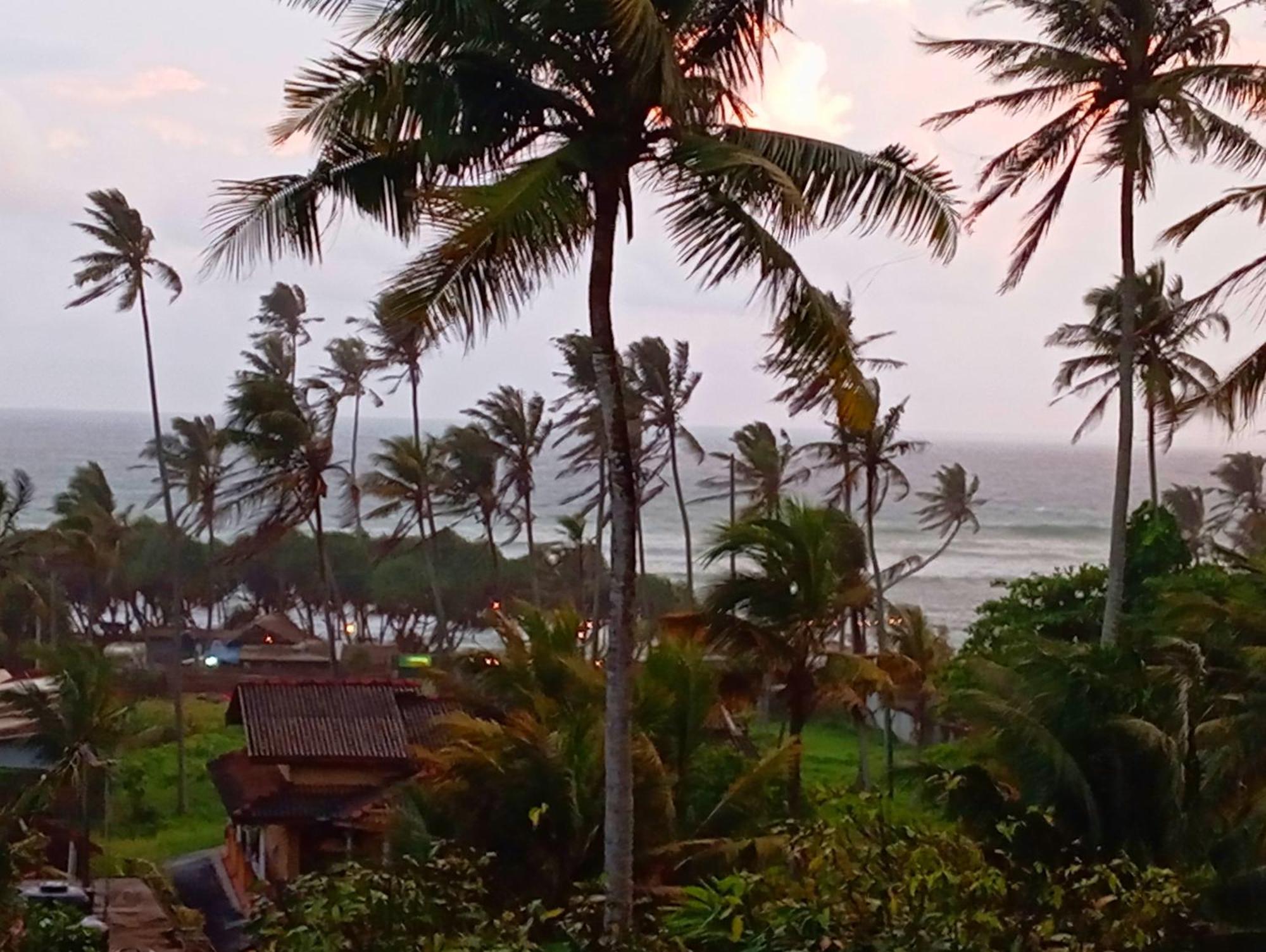 Crown Breeze Hotel Ahangama Bagian luar foto