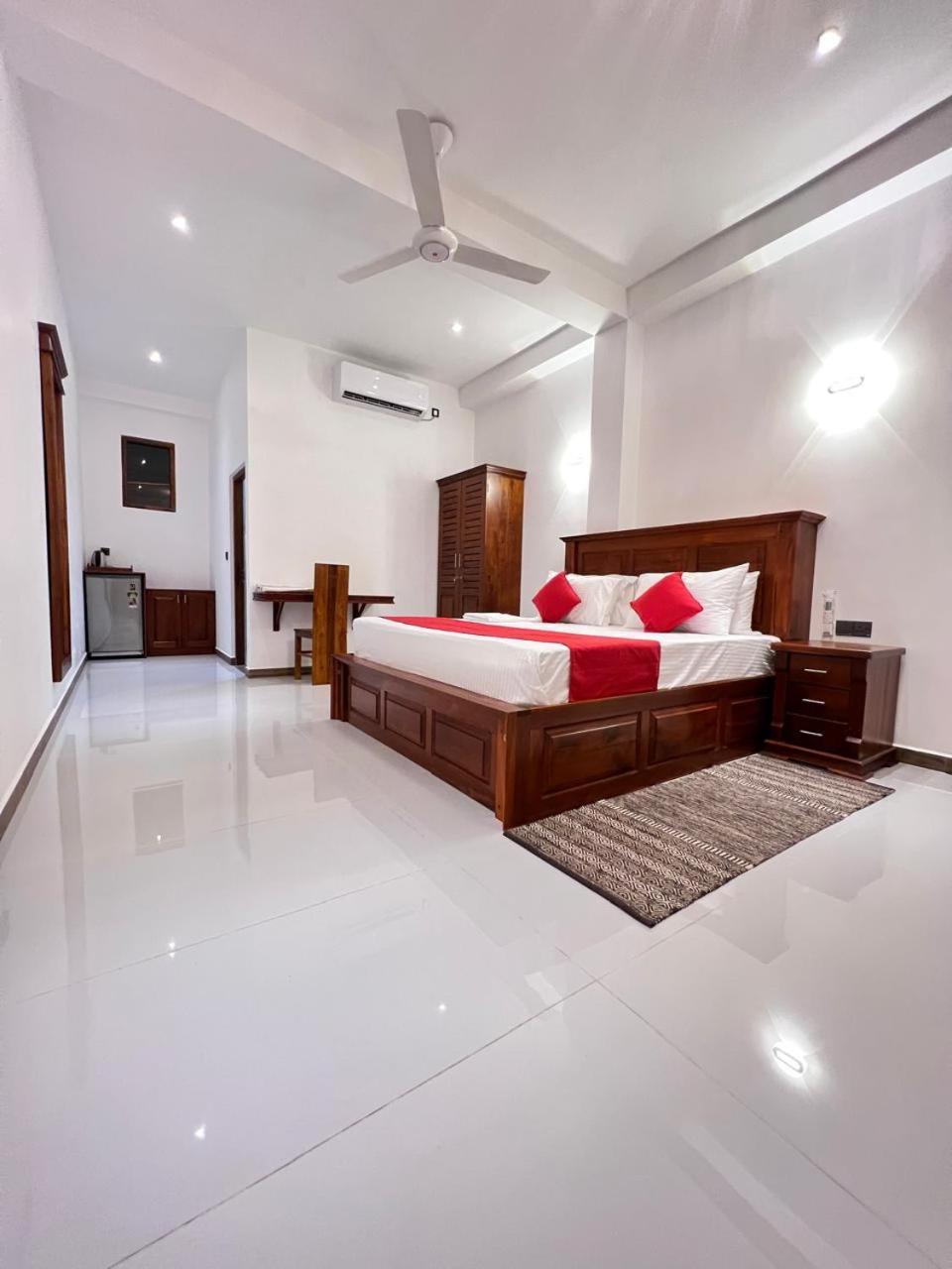 Crown Breeze Hotel Ahangama Bagian luar foto