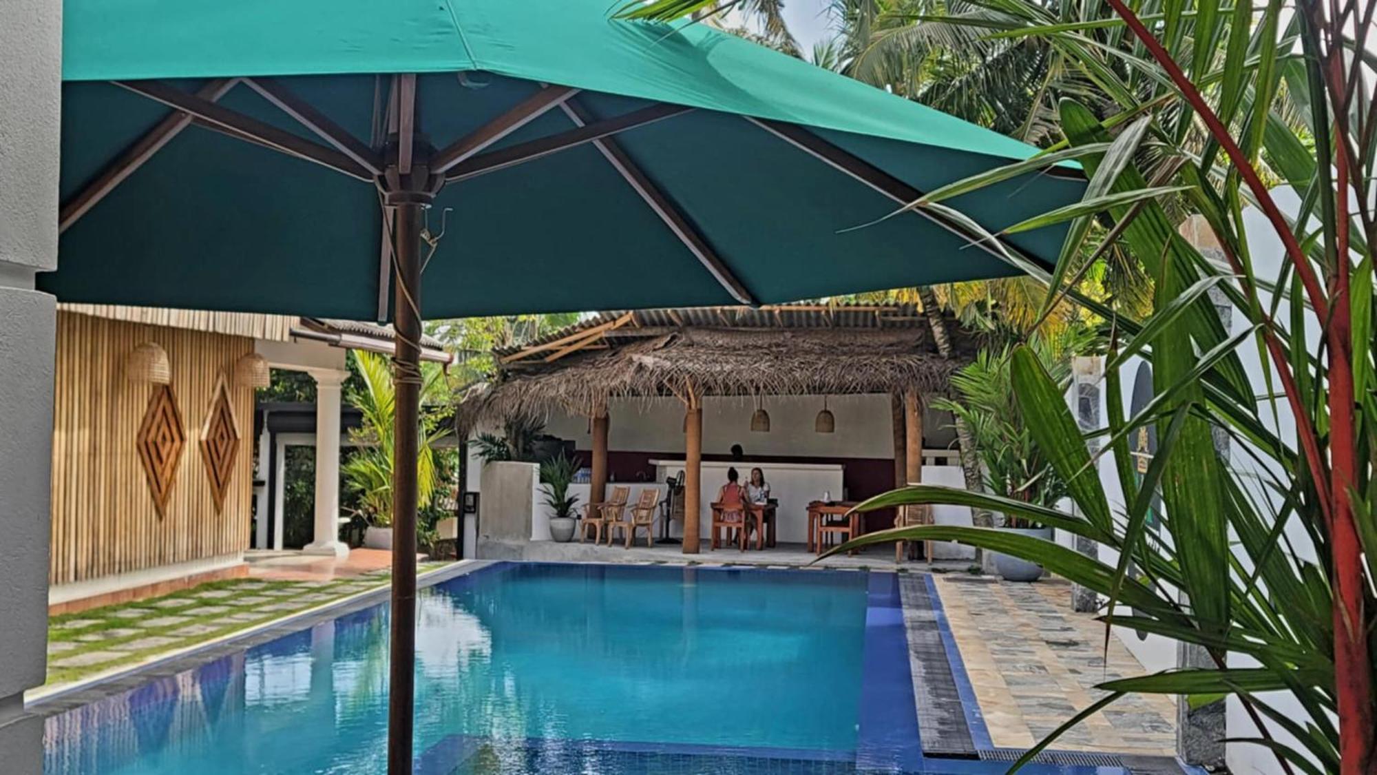 Crown Breeze Hotel Ahangama Bagian luar foto